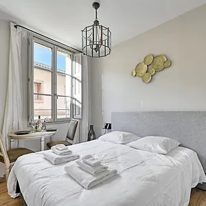  Appartement Au Coeur Des Papes, Dans Batisse De Charme & En Coeur De
